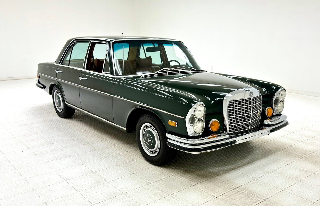 Mercedes-Benz-200-Series-1970-6