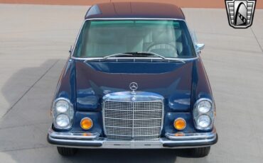 Mercedes-Benz-200-Series-1970-7