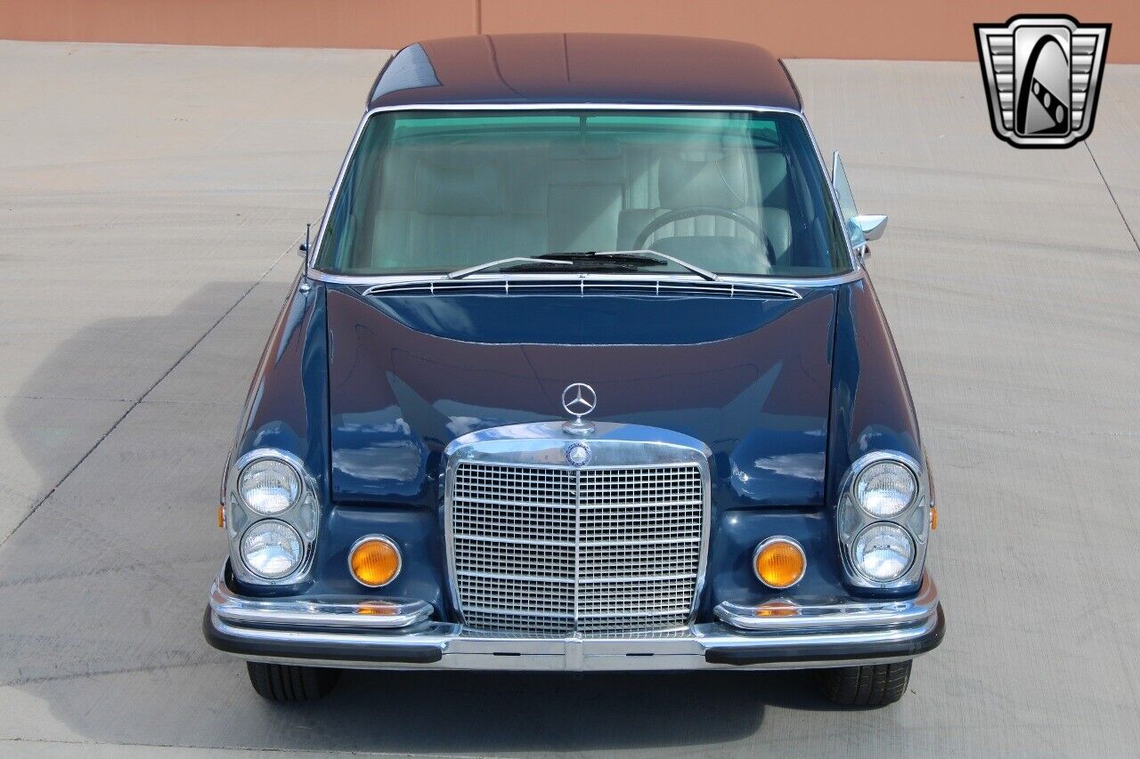 Mercedes-Benz-200-Series-1970-7