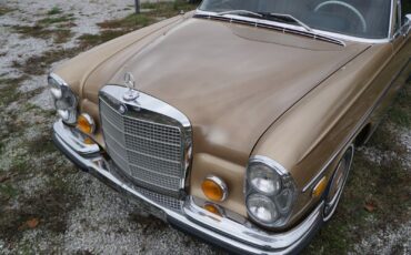 Mercedes-Benz-200-Series-1970-7