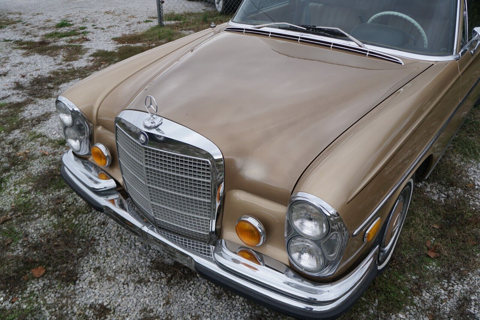 Mercedes-Benz-200-Series-1970-7