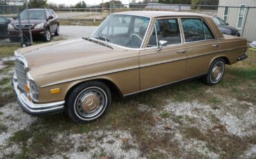 Mercedes-Benz-200-Series-1970-8