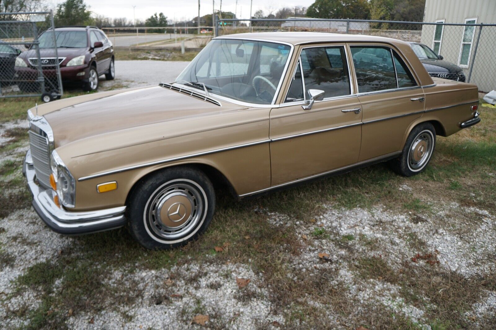 Mercedes-Benz-200-Series-1970-8