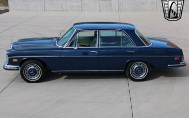 Mercedes-Benz-200-Series-1970-9