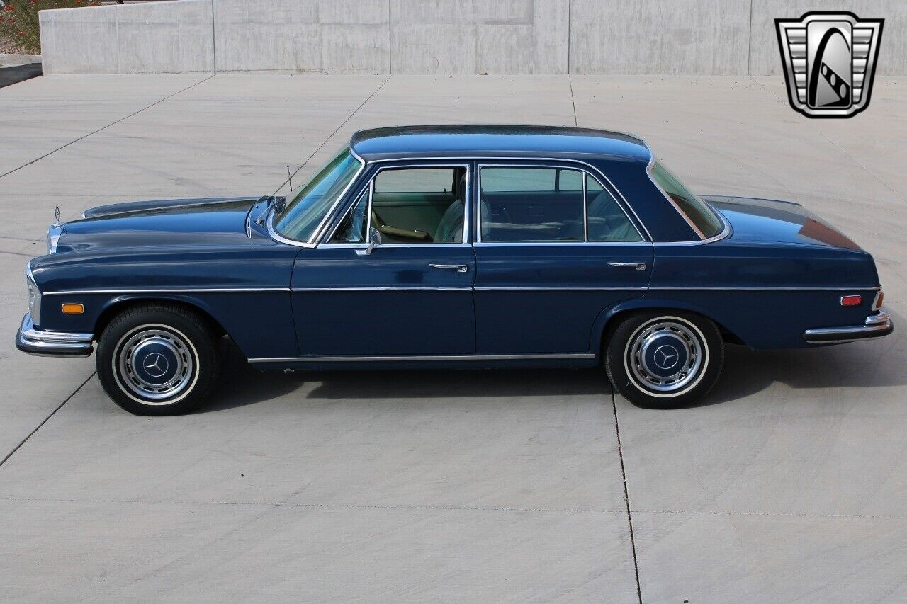 Mercedes-Benz-200-Series-1970-9