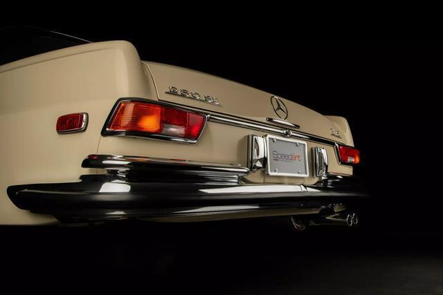 Mercedes-Benz-200-Series-1971-13