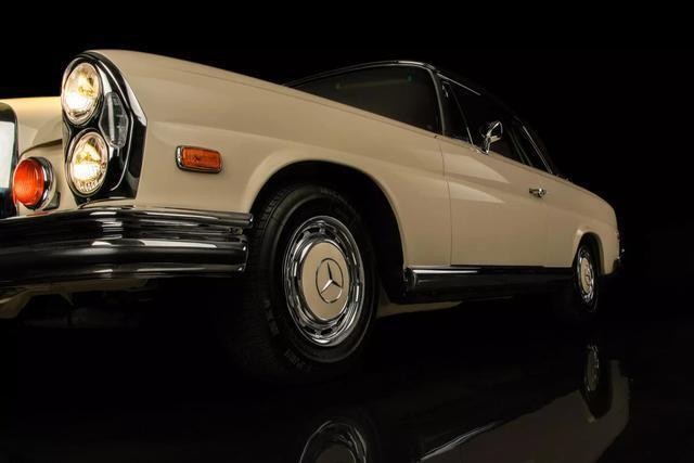 Mercedes-Benz-200-Series-1971-19