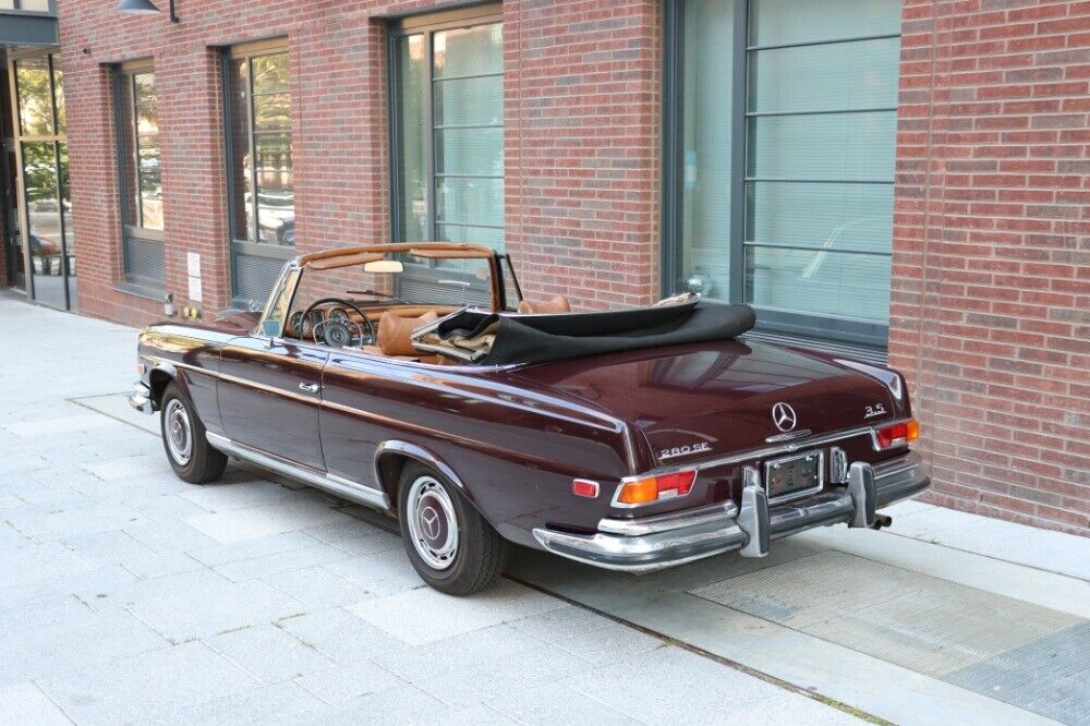 Mercedes-Benz-200-Series-1971-3