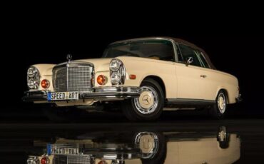 Mercedes-Benz-200-Series-1971-4