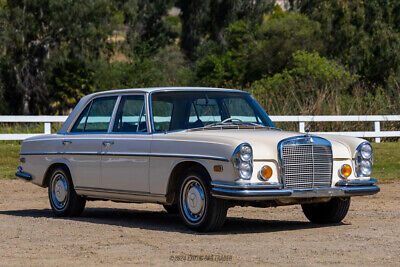 Mercedes-Benz-200-Series-1972-11