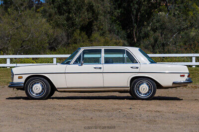 Mercedes-Benz-200-Series-1972-2