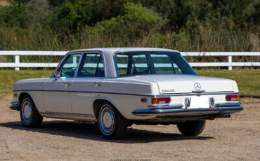 Mercedes-Benz-200-Series-1972-5