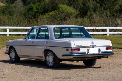 Mercedes-Benz-200-Series-1972-5