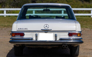 Mercedes-Benz-200-Series-1972-6