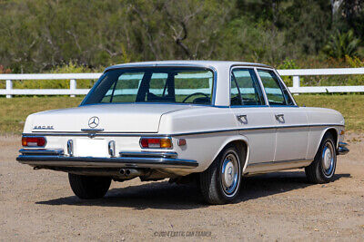 Mercedes-Benz-200-Series-1972-7