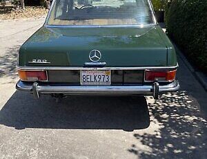 Mercedes-Benz-200-Series-1973-4