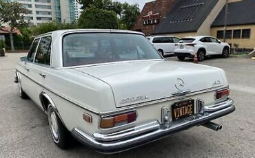 Mercedes-Benz-200-Series-1973-6