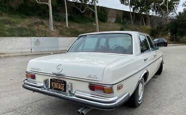 Mercedes-Benz-200-Series-1973-8