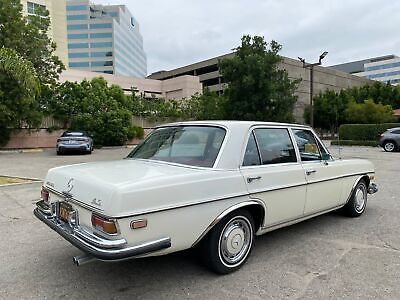 Mercedes-Benz-200-Series-1973-9