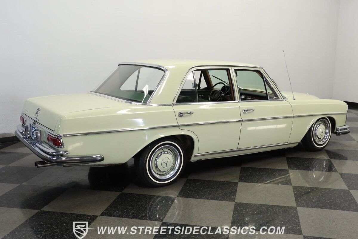 Mercedes-Benz-200-Series-Berline-1967-11