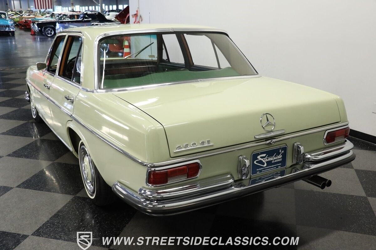 Mercedes-Benz-200-Series-Berline-1967-7