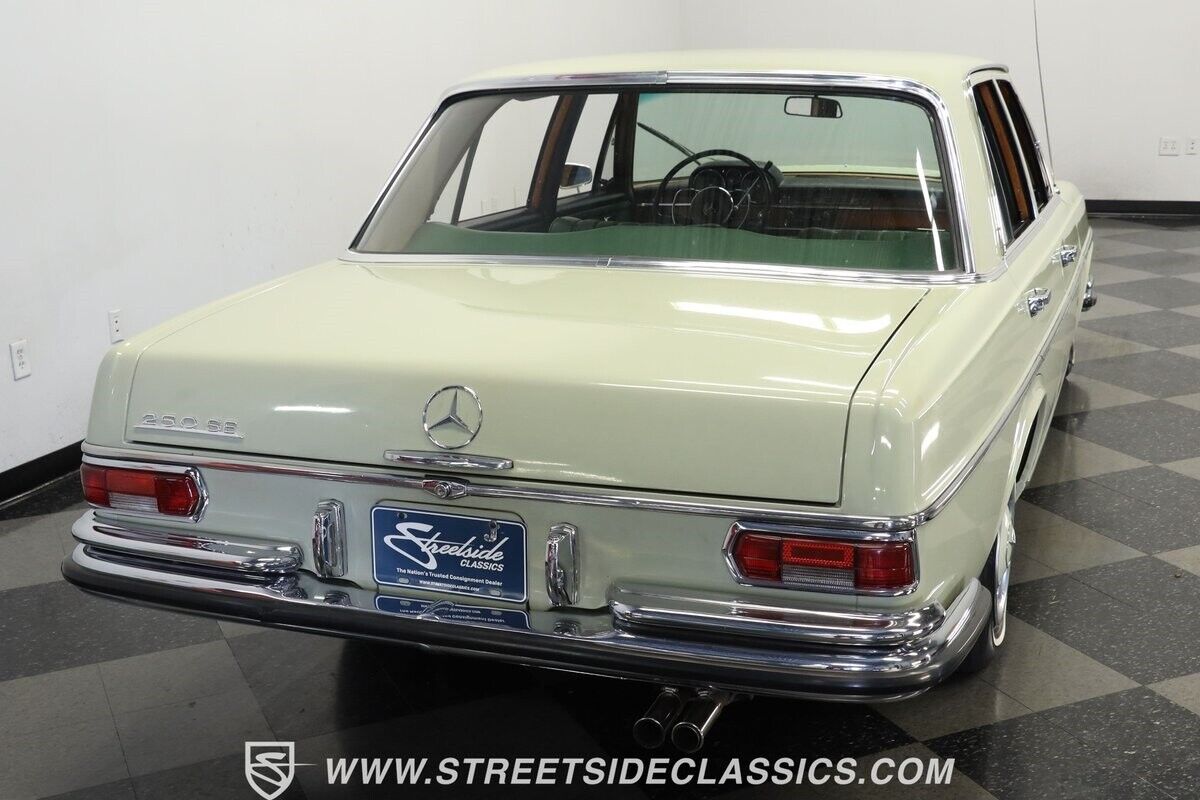 Mercedes-Benz-200-Series-Berline-1967-9