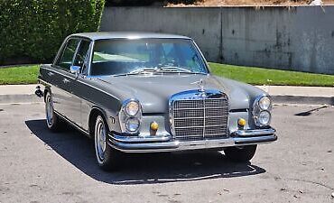 Mercedes-Benz-200-Series-Berline-1968-3