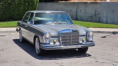 Mercedes-Benz-200-Series-Berline-1968-3