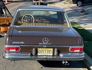 Mercedes-Benz-200-Series-Berline-1968-4