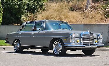 Mercedes-Benz-200-Series-Berline-1968-4