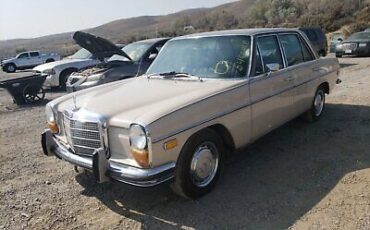 Mercedes-Benz-200-Series-Berline-1969-1