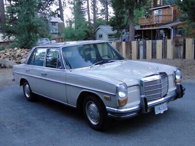 Mercedes-Benz-200-Series-Berline-1969-15