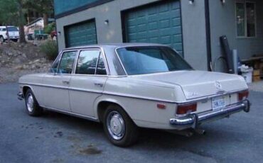 Mercedes-Benz-200-Series-Berline-1969-18