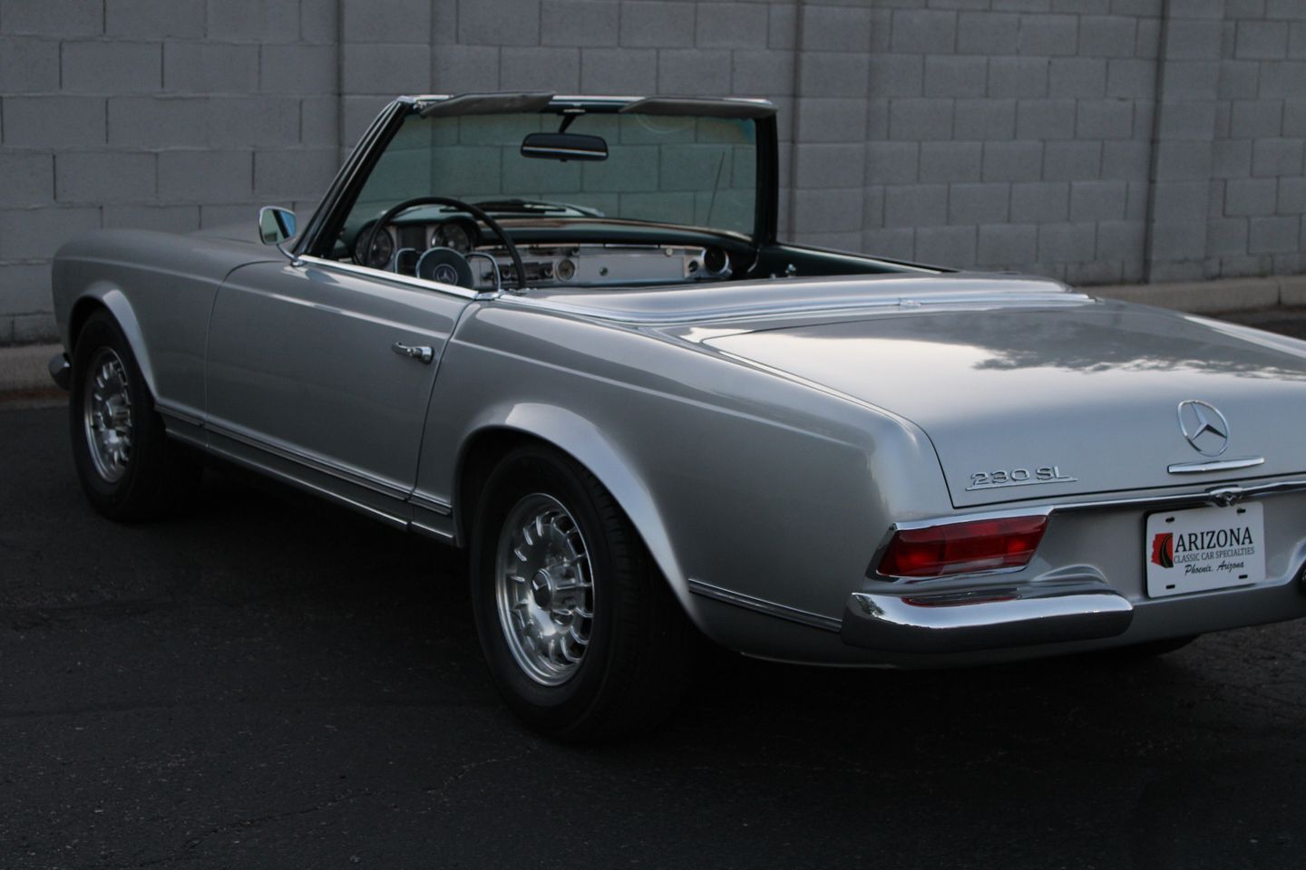 Mercedes-Benz-200-Series-Cabriolet-1967-24