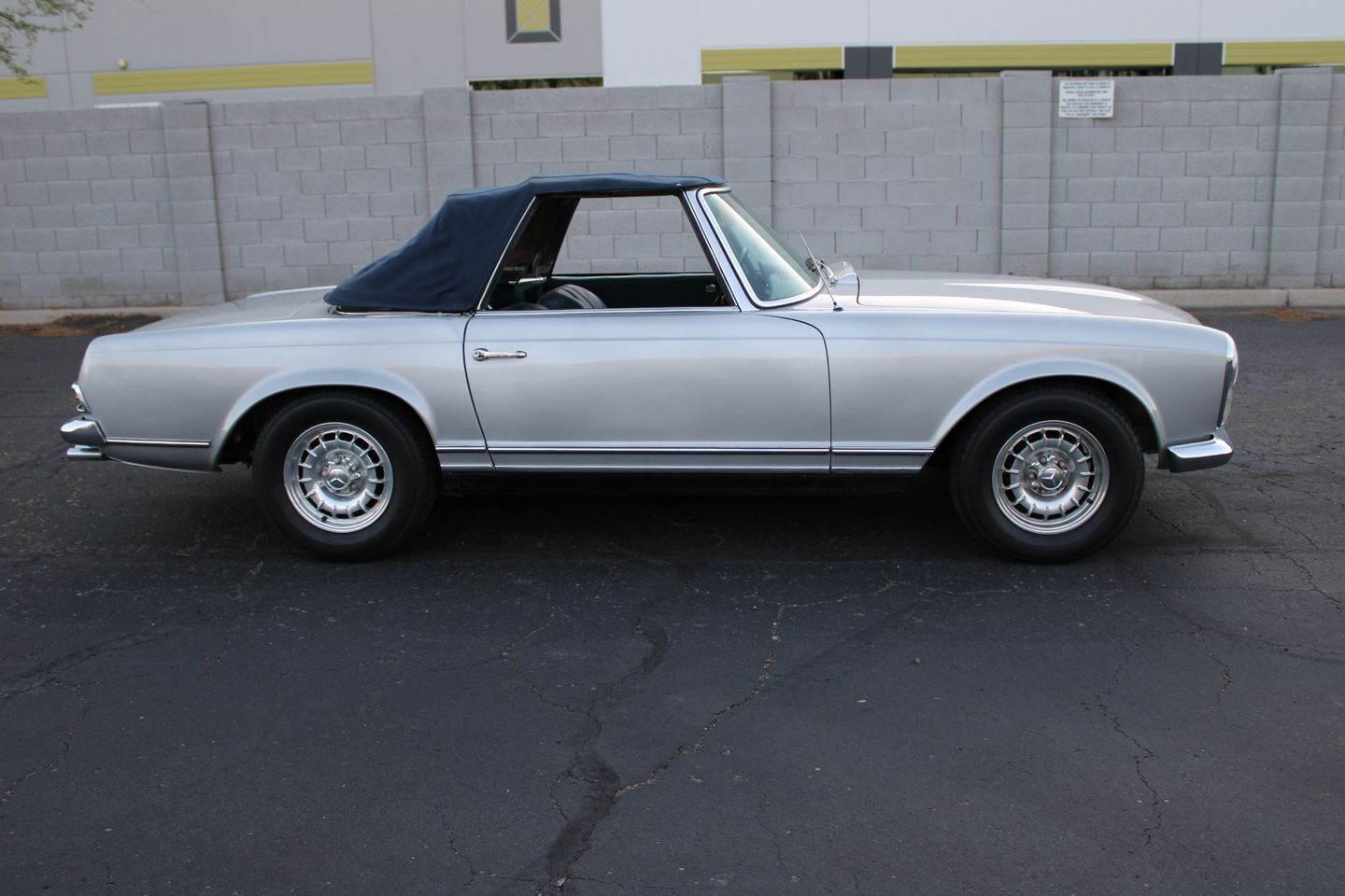 Mercedes-Benz-200-Series-Cabriolet-1967-6