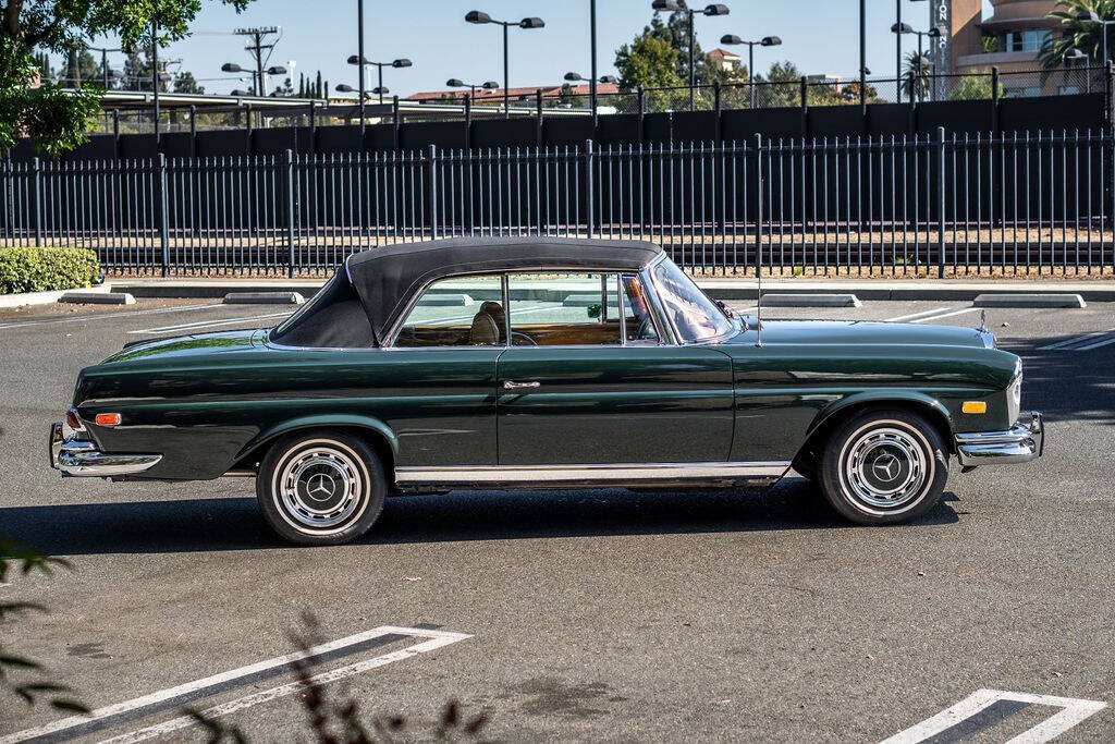 Mercedes-Benz-200-Series-Cabriolet-1969-5