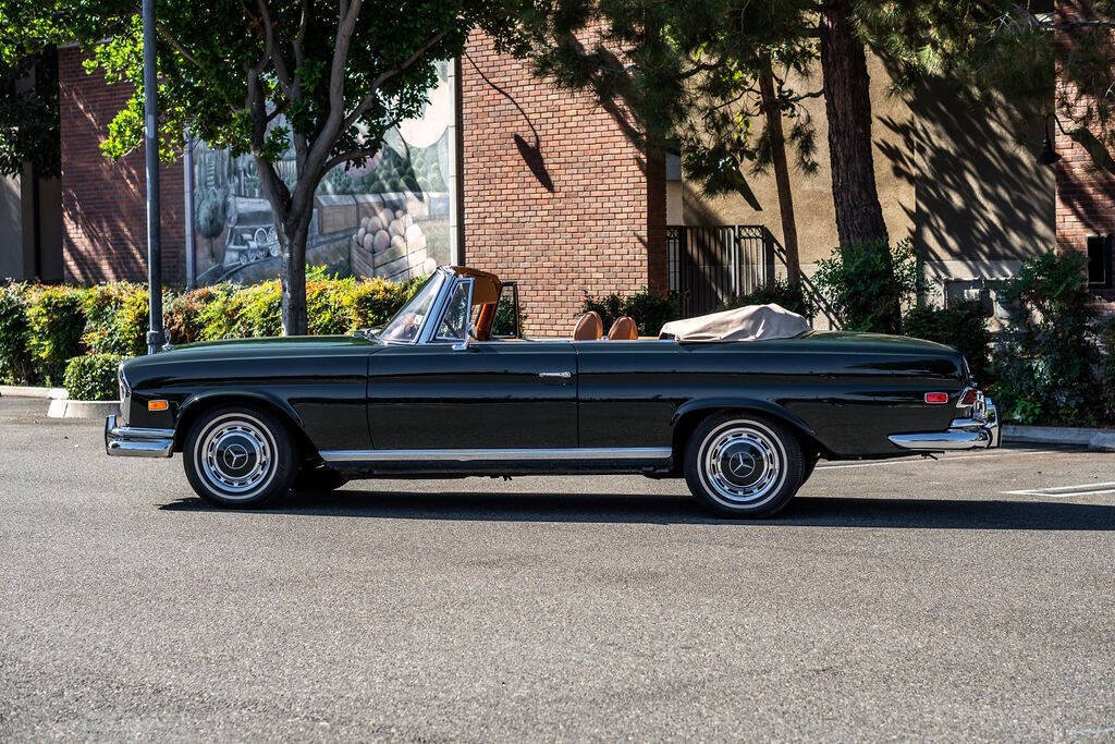 Mercedes-Benz-200-Series-Cabriolet-1969-7