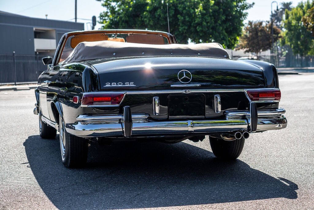 Mercedes-Benz-200-Series-Cabriolet-1969-8