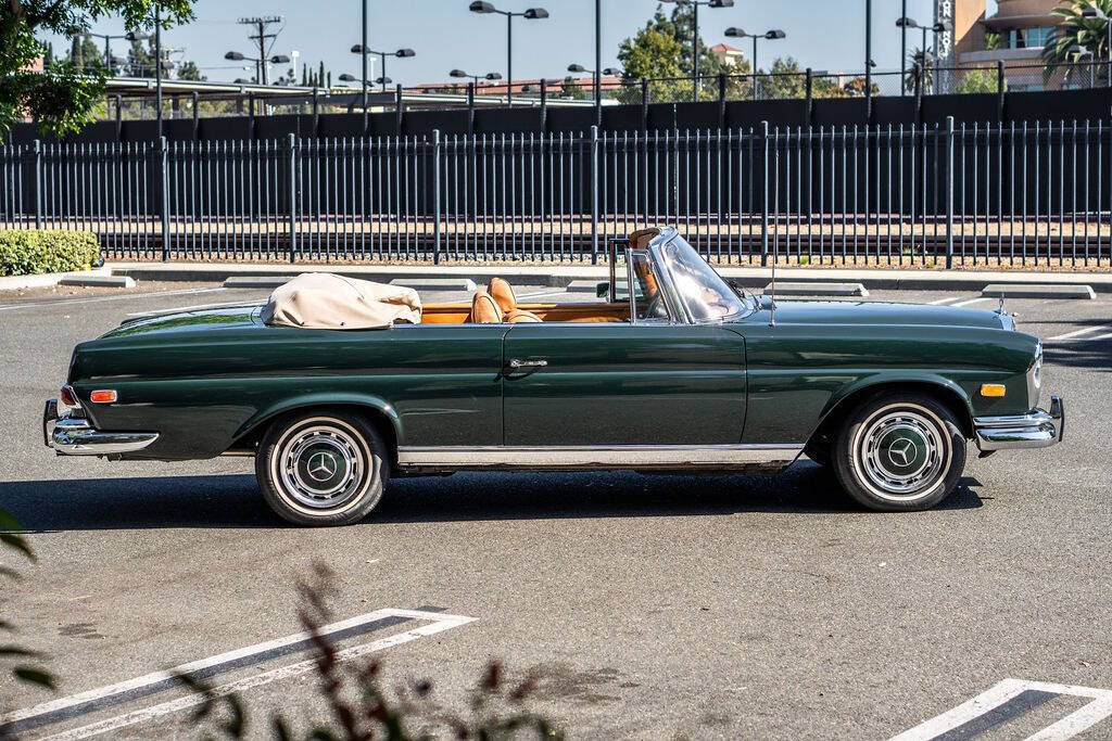 Mercedes-Benz-200-Series-Cabriolet-1969-9