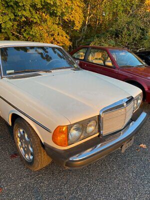 Mercedes-Benz-200-Series-Coupe-1979-5