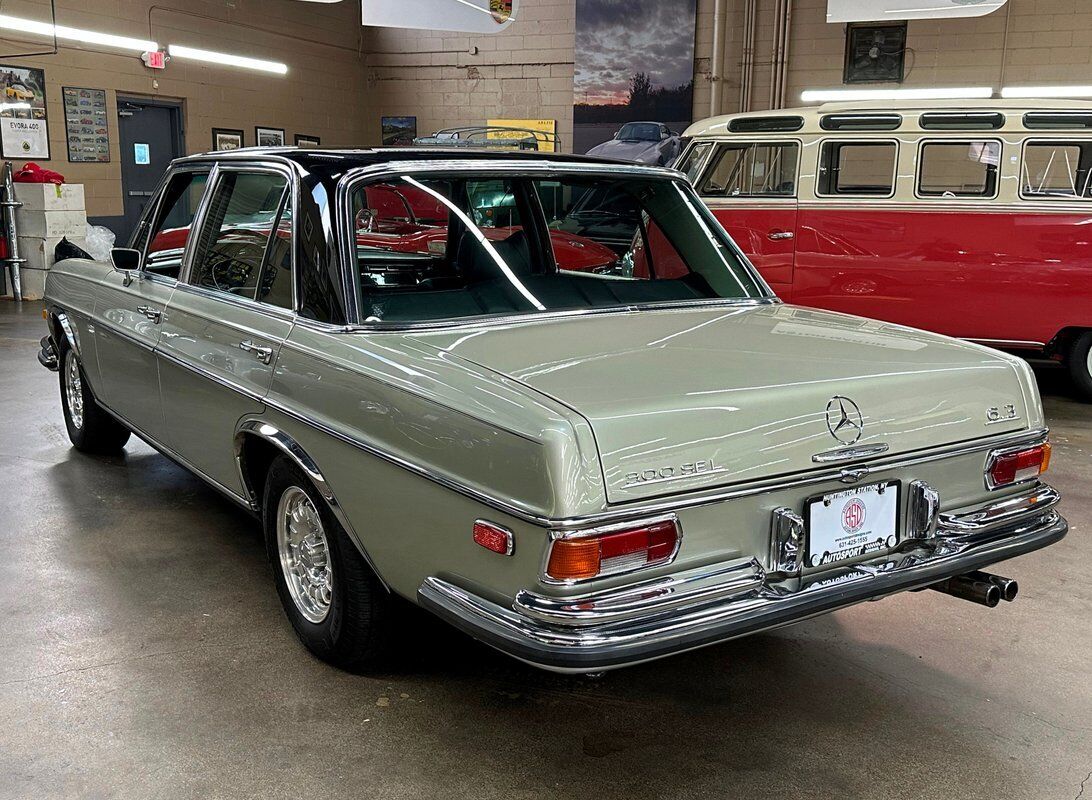 Mercedes-Benz-300-Series-1971-3