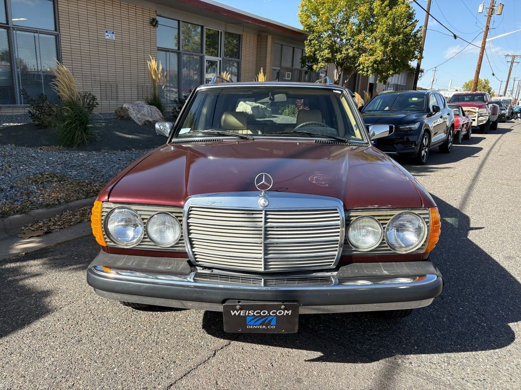 Mercedes-Benz-300-Series-1985-10