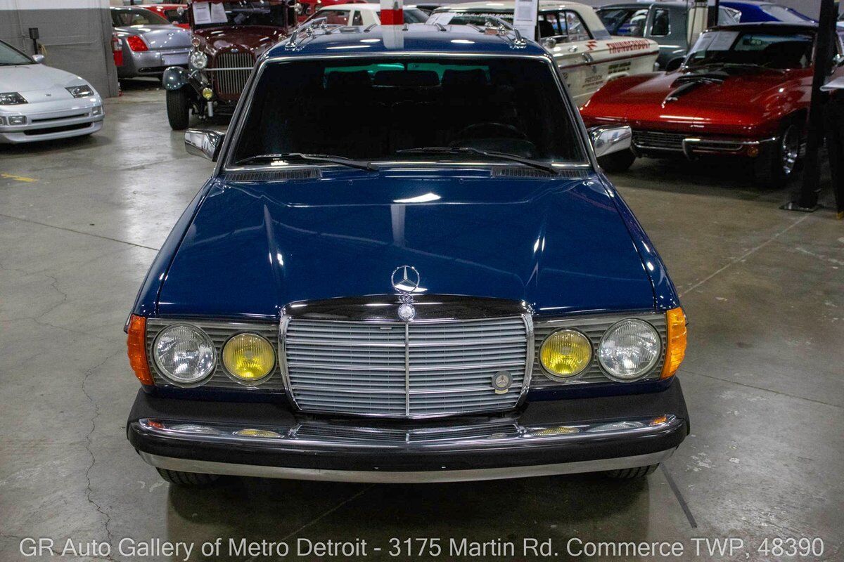 Mercedes-Benz-300-Series-1985-10