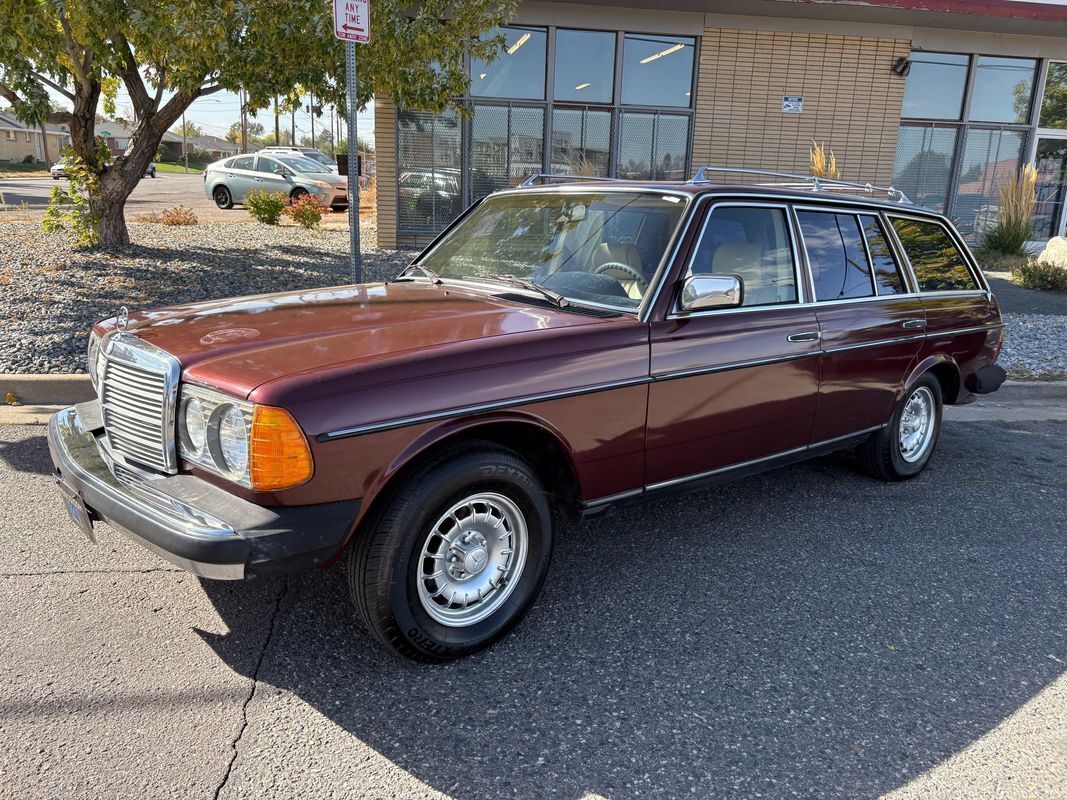 Mercedes-Benz-300-Series-1985-12