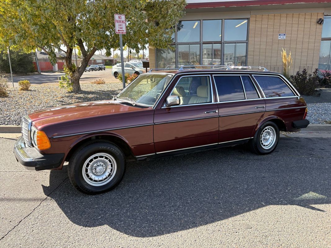 Mercedes-Benz-300-Series-1985-13