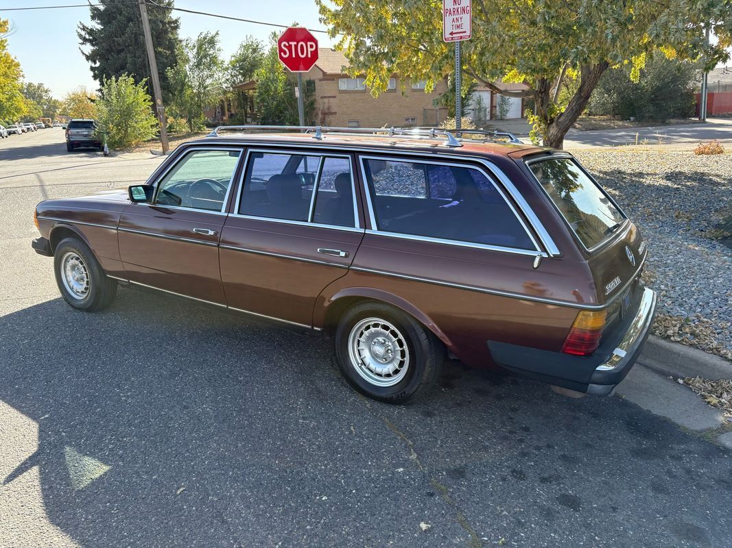 Mercedes-Benz-300-Series-1985-14