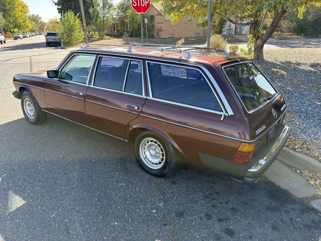 Mercedes-Benz-300-Series-1985-15