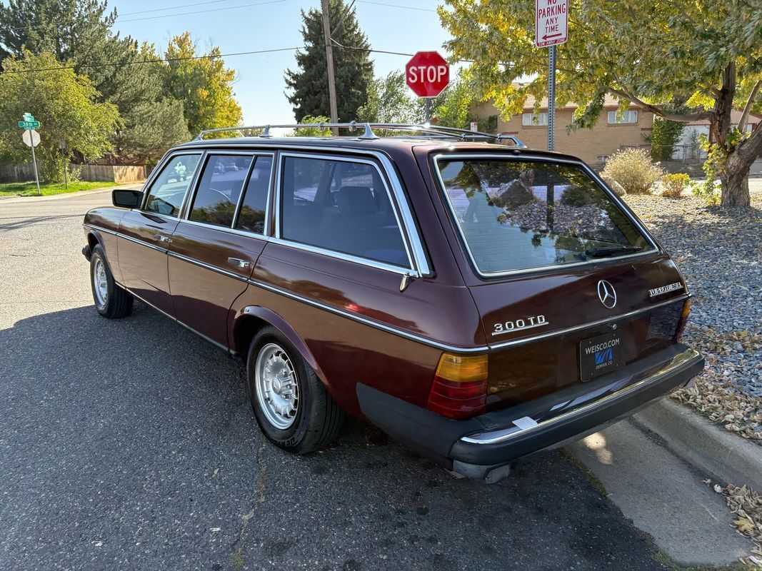 Mercedes-Benz-300-Series-1985-16