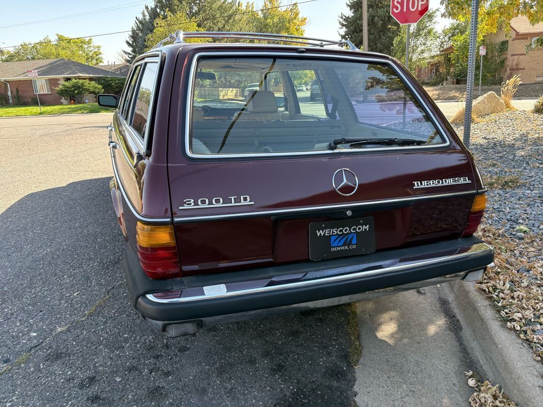 Mercedes-Benz-300-Series-1985-17