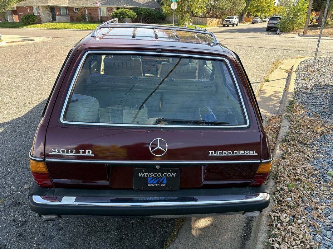 Mercedes-Benz-300-Series-1985-18